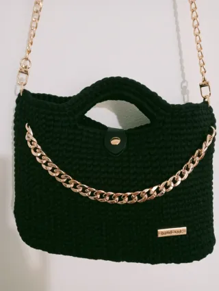 Borsa artigianale nera con catena