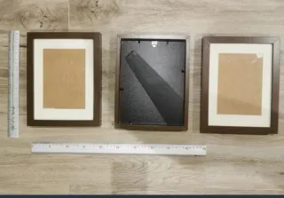 Marcos de fotos de madera.