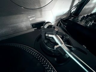 2x Technics SL-1210 Mk (Negros) con cartuchos nuev