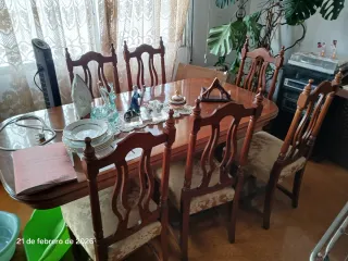 Mesa de salón y 6 sillas de madera