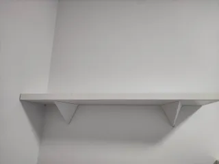 Estantería de pared blanca