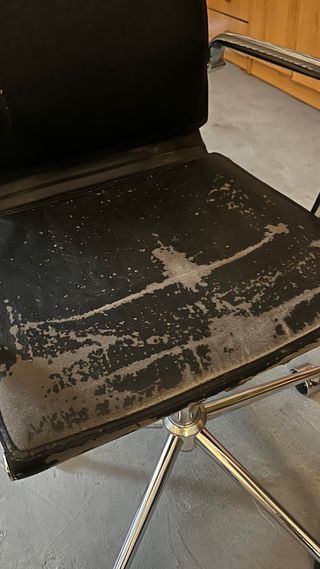 Silla de escritorio negra y plateada