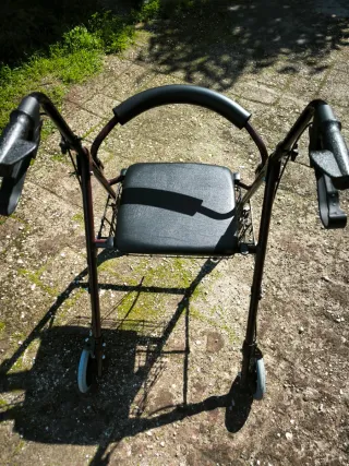 Andador para mayores con asiento
