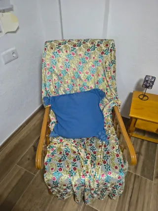 Dolce culla in legno e tavolino con piccole lampade