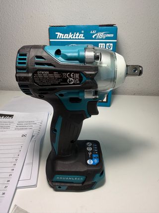 Llave de impacto Makita DTW300Z + Batería 4Ah