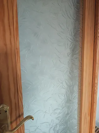 Puerta de madera con cristalera