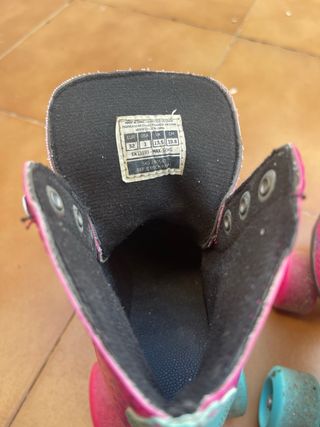 Patines rosas con lunares y cordones amarillos