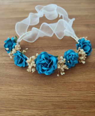 Corona de flores azul y beige