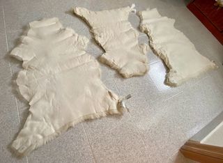 Set di tre tappeti in pelle