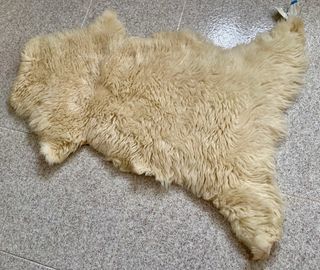 Set di tre tappeti in pelle