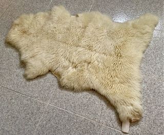 Set di tre tappeti in pelle