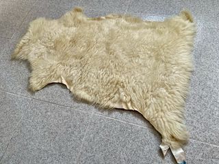 Set di tre tappeti in pelle