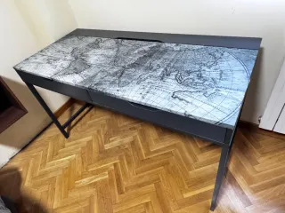 Escritorio Alex gris y multicolor.