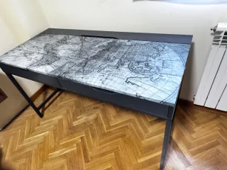 Escritorio Alex gris y multicolor.