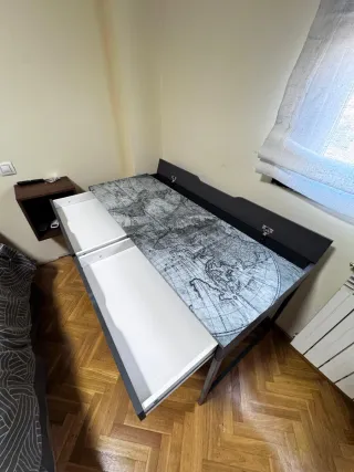 Escritorio Alex gris y multicolor.