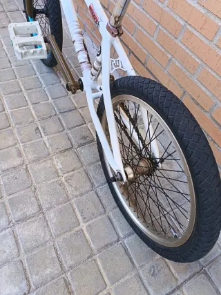 Bicicleta BMX blanca