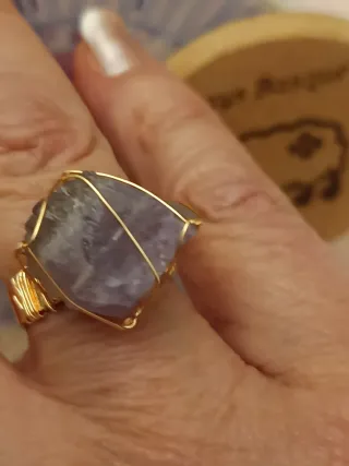 Anillo de piedra morada y oro