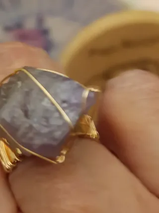 Anillo de piedra morada y oro