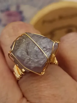 Anillo de piedra morada y oro