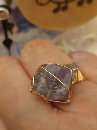 Anillo de piedra morada y oro