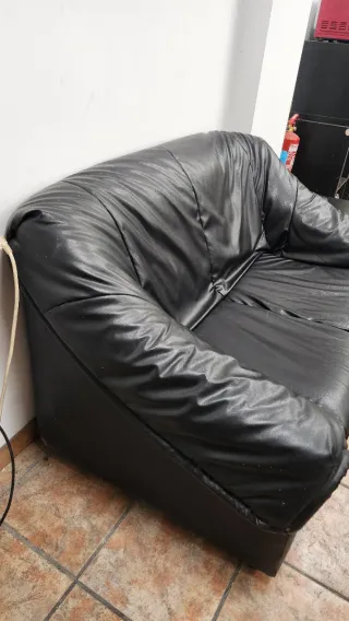 Sofá de piel negro