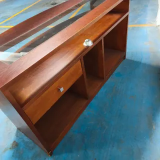 Mostrador moderno madera mazciza de diseño entrada