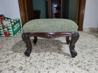 Banqueta antigua de madera y tela