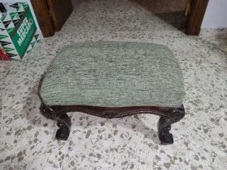 Banqueta antigua de madera y tela