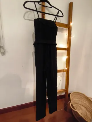 Mono negro con cinturón y botones