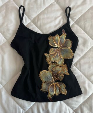 Top vintage con flores bordadas