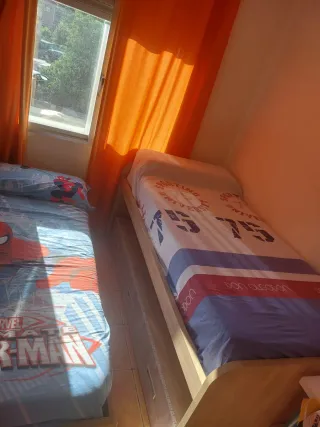 Cama nido de madera. Con 3 cajones blancos.