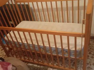 Cuna de madera para bebé