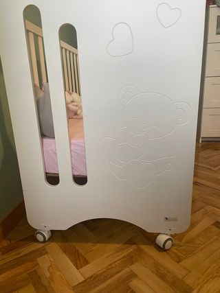 Cuna de bebé con colchón