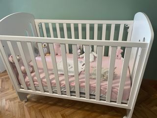Cuna de bebé con colchón