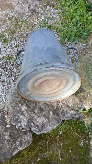 Cántaro antiguo de zinc con asas