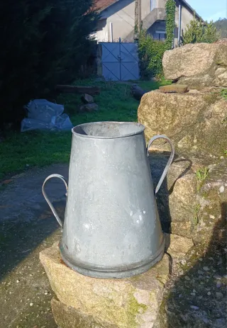 Cántaro antiguo de zinc con asas