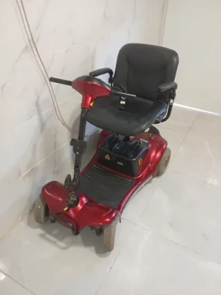 Silla de ruedas eléctrica roja minusválidos 500€