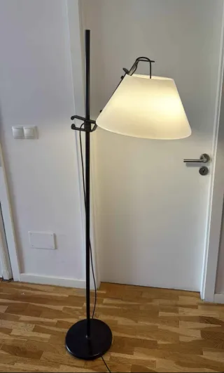 Lámpara de pie moderna.