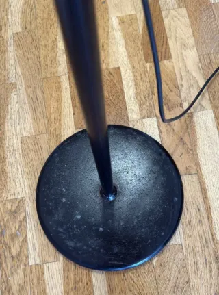 Lámpara de pie moderna.