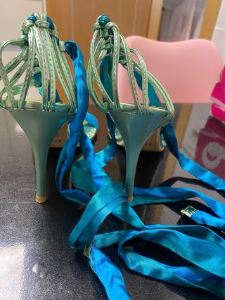 Zapatos de tacón con tiras