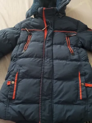 Abrigo infantil azul con detalles naranjas