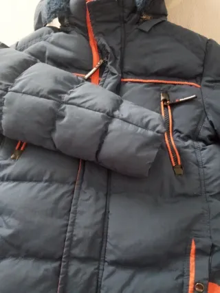 Abrigo infantil azul con detalles naranjas