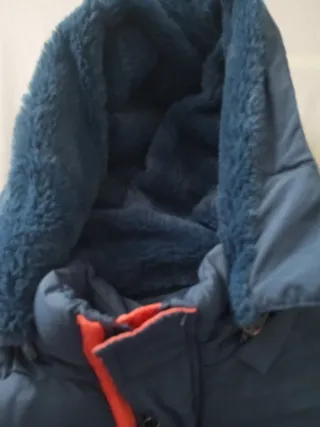 Abrigo infantil azul con detalles naranjas