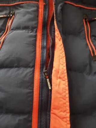 Abrigo infantil azul con detalles naranjas