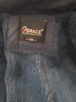 Abrigo infantil azul con detalles naranjas