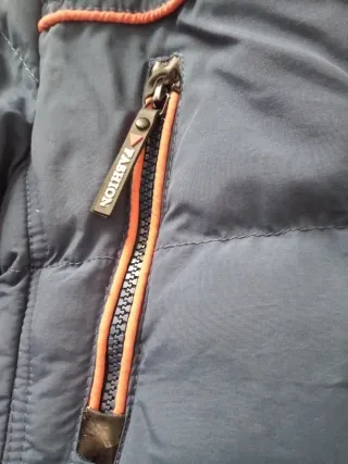 Abrigo infantil azul con detalles naranjas