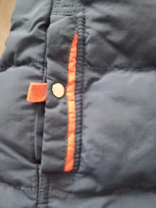 Abrigo infantil azul con detalles naranjas