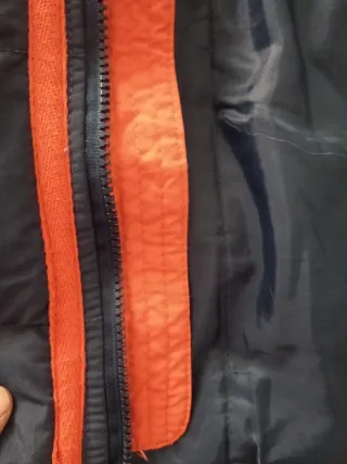 Abrigo infantil azul con detalles naranjas