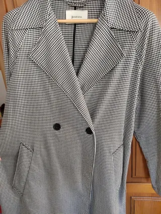 Abrigo largo Stradivarius cuadros blanco y negro