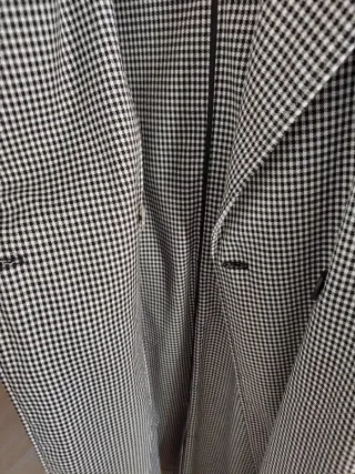 Abrigo largo Stradivarius cuadros blanco y negro